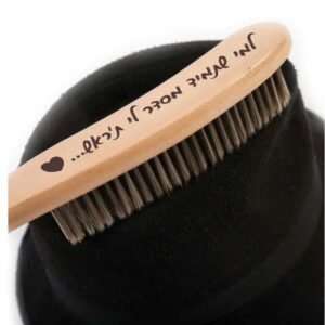 מברשת לכובע עם חריטה