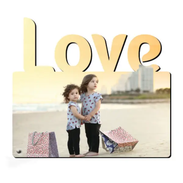 תמונה עם חיתוך LOVE גדול