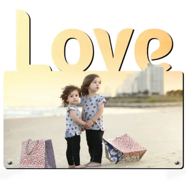 תמונה עם חיתוך LOVE ענק