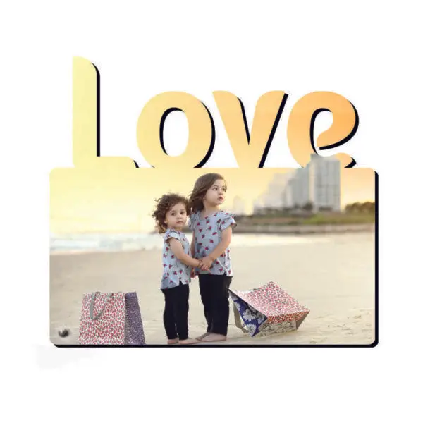 תמונה עם חיתוך LOVE קטן